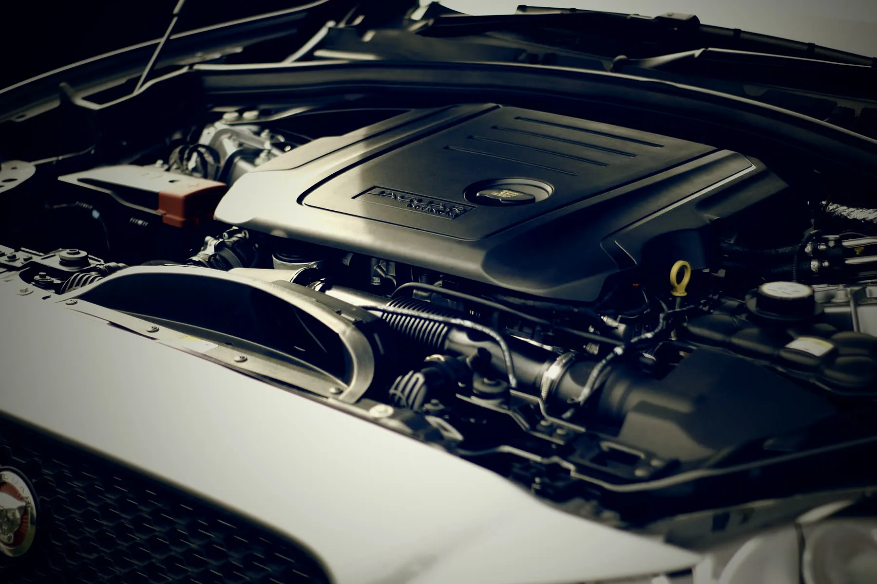 Egy autó motorja közelről, átvizsgálás közben